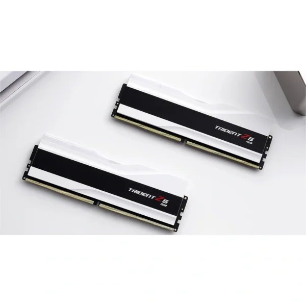 Kit De Memoria RAM G.SKILL TRIDENT Z5 RGB / 32 GB (2 x 16GB) / DIMM / DDR5 / 6400MHz / CL32 / 1.40V / XMP / Blanco - Image 4